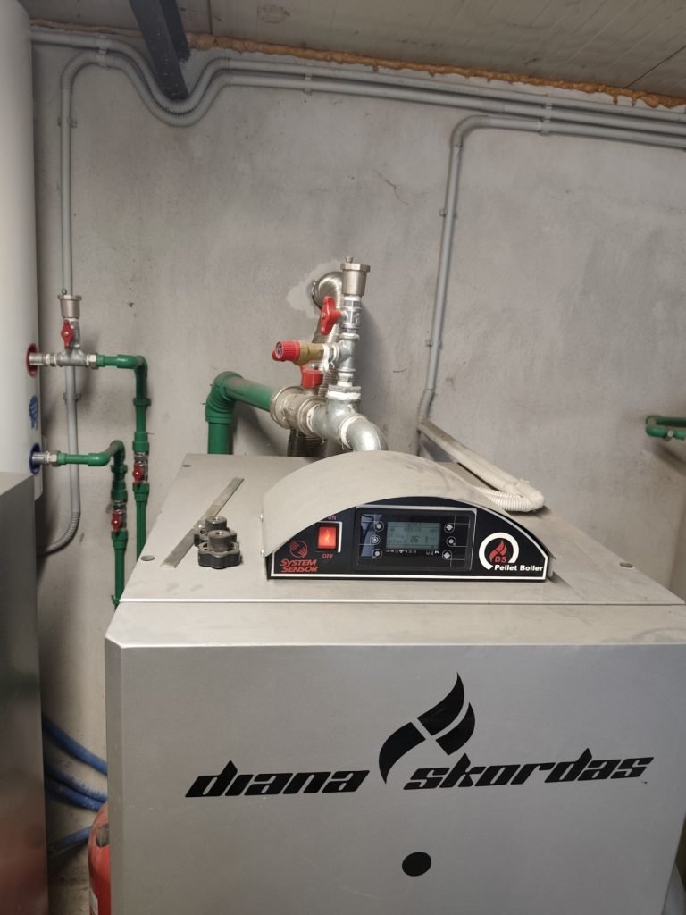Λέβητας πέλλετ Diana-Skordas 40 kW σε ανακαινισμένη μονοκατοικία